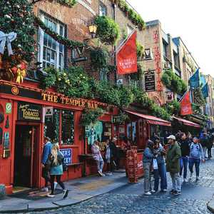 Hop on the open-top bus in Dublin, Ireland – Discover top attractions, monuments, and hidden gems with a hop-on hop-off tour in 2026